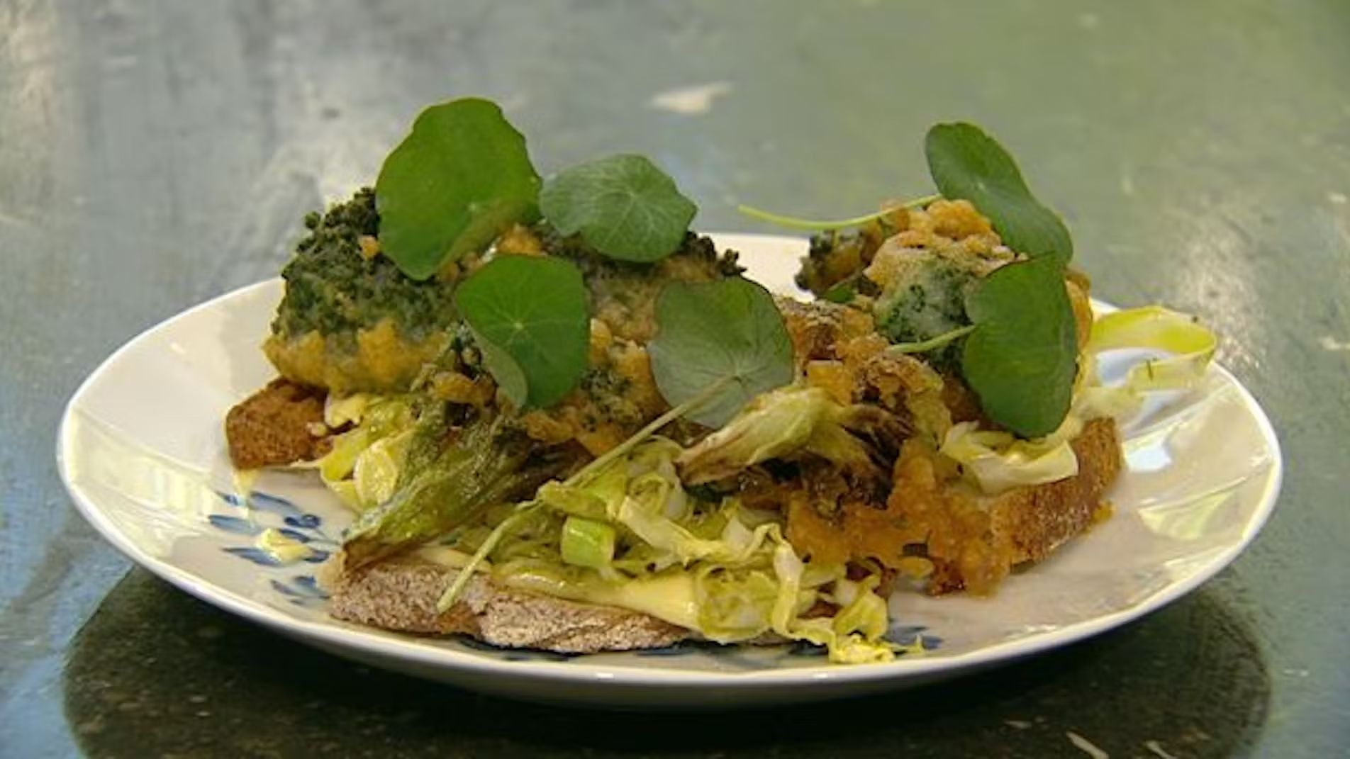 Broccolibuketter friterede med kål og hvidløgsmayo